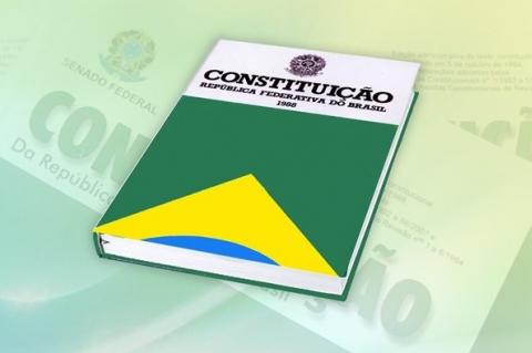 Constituição Brasileira, capa verde e amarela,com detalhes da bandeira do Brasil
